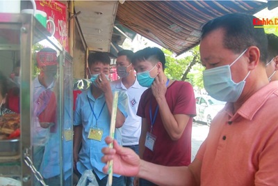 Các hàng quán tại Hà Nội quay trở lại sử dụng vách ngăn phòng dịch