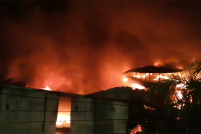 [Video] Lửa cháy ngùn ngụt tại Nhà máy bóng đèn phích nước Rạng Đông
