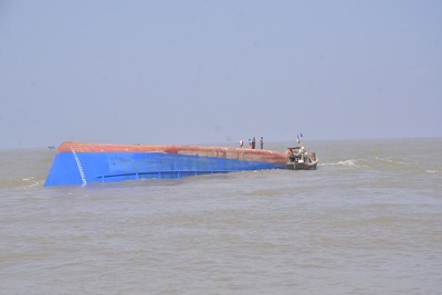 Cứu nạn thành công 3 thuyền viên sà lan chìm trên biển Bạch Long Vĩ
