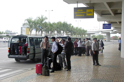 Thu phí ô tô vào sân bay: Liệu có vi phạm luật?