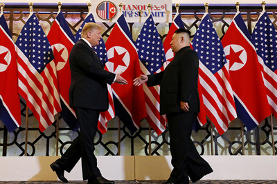 [Video] Khoảnh khắc hai lãnh đạo Trump - Kim bắt tay tại Hà Nội