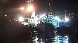 Cứu 16 ngư dân trên hai tàu cá gặp nạn ở vùng biển Hoàng Sa