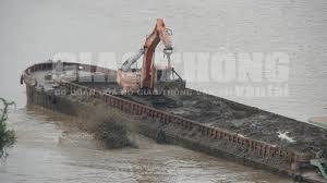 Tận mắt thấy tàu "khủng" đổ trăm tấn chất thải nguy hại xuống sông Hồng