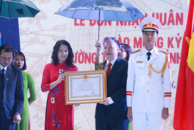 Trường THPT Phan Đình Phùng đón nhận Huân chương Lao động hạng Ba