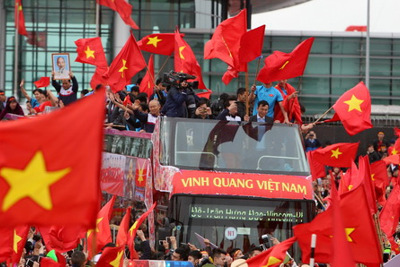 2 bên đường về trung tâm Hà Nội rợp cờ chào đón cầu thủ U23 Việt Nam