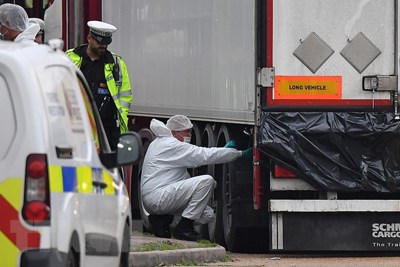 [Video] Cận cảnh xe container chở 39 thi thể người nhập cư trái phép vào Anh