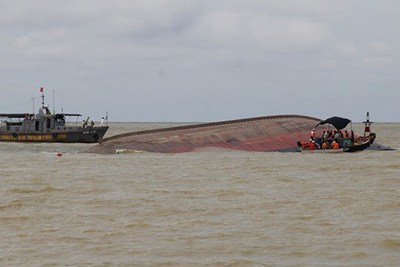 Quảng Ninh: Va chạm liên hoàn, 1 tàu chở than bị chìm