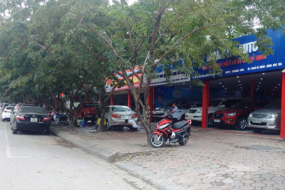 Vỉa hè phố Nguyễn Văn Huyên đang bị chiếm dụng nghiêm trọng