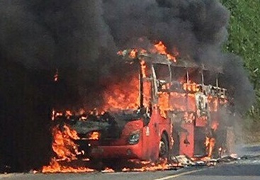 Đang lưu thông, xe khách Phương Trang bốc cháy dữ dội