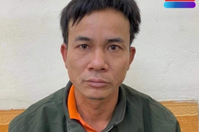 Hà Nội: Người đàn ông đi bộ trên phố lộ gói ma túy khi gặp cảnh sát