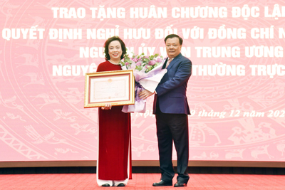 Trao tặng Huân chương Độc lập hạng Nhì cho nguyên Phó Bí thư Thường trực Thành uỷ Hà Nội Ngô Thị Thanh Hằng