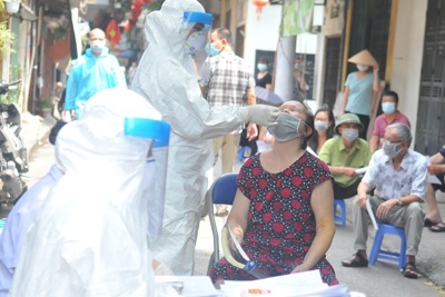 Hà Nội: Người dân test nhanh dương tính liên hệ ngay với y tế địa phương