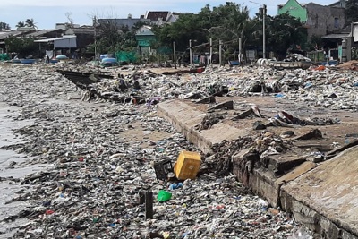 Quảng Ngãi: Bãi biển thành bãi rác
