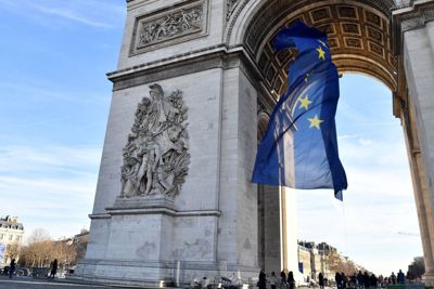 Pháp lục đục vì treo cờ EU ở Khải Hoàn Môn