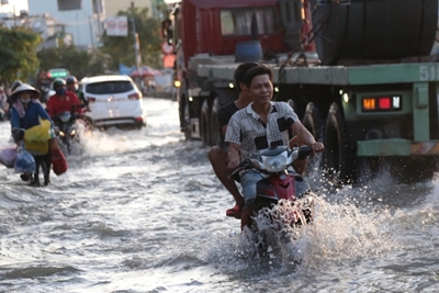 TP Hồ Chí Minh: Triều cường sắp đạt đỉnh, nhiều tuyến đường nguy cơ ngập sâu