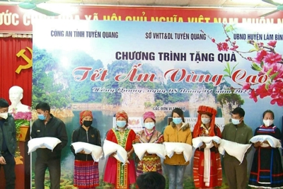 Tuyên Quang: Tặng 200 suất quà Tết cho đồng bào dân tộc thiểu số khó khăn