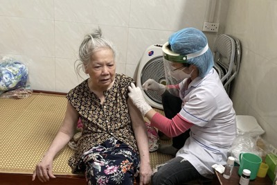 Quận Thanh Xuân: Tiêm vaccine Covid-19 cho người già yếu tại nhà