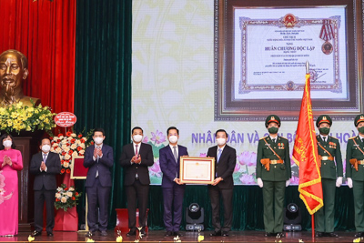 Quận Hoàn Kiếm đón nhận Huân chương Độc lập hạng Nhất