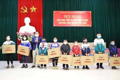 Huyện Thường Tín trao tặng 45 máy tính cho học sinh