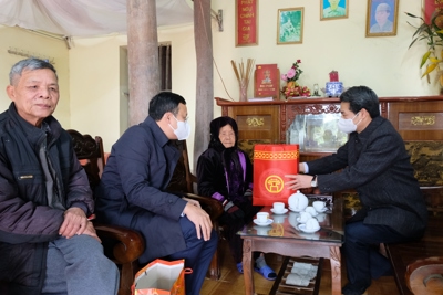 Lãnh đạo Thành ủy thăm, chúc Tết gia đình chính sách huyện Sóc Sơn
