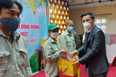 Công đoàn Thủ đô trao quà Tết cho người lao động huyện Ứng Hòa