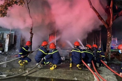 Hỏa hoạn thiêu rụi cửa hàng vật liệu xây dựng ở Quảng Ninh