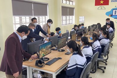 Tổ chức Hàn Quốc trao 35 bộ máy vi tính hỗ trợ THCS Liên Châu
