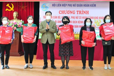 Tặng quà tết cho hội viên phụ nữ có hoàn cảnh khó khăn