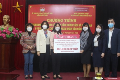 Quận Hai Bà Trưng và Agribank trao quà Tết cho 400 hộ gia đình 