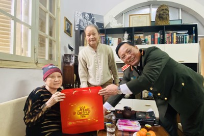 Trung tướng Nguyễn Hải Trung thăm, chúc Tết gia đình cố nhạc sỹ Văn Cao