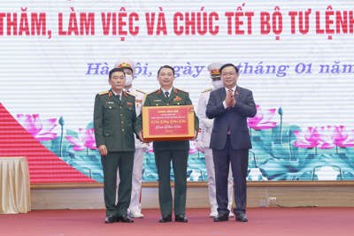 Chủ tịch Quốc hội Vương Đình Huệ chúc Tết Bộ Tư lệnh Thủ đô