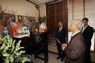 Tổng Bí thư Nguyễn Phú Trọng thắp hương tưởng niệm các cố Tổng Bí thư
