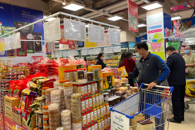 Người dân Hà Nội tăng mua sắm hàng Tết tại các siêu thị
