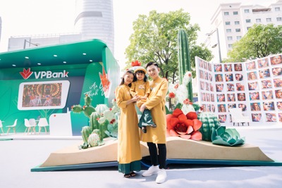 Khách tham quan nườm nượp “checkin” với bức tranh  đương đại siêu lớn tại lễ hội đường sách TP Hồ Chí Minh
