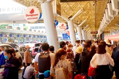 Lượng khách tăng đột biến, sân bay Tân Sơn Nhất thiếu taxi