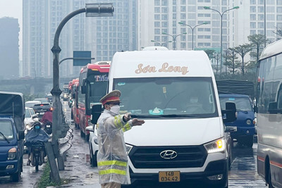 CSGT đội mưa rét phân luồng giao thông cho người dân trở lại Thủ đô