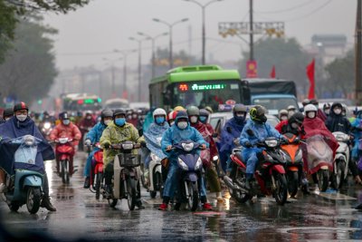 Người dân đội mưa, ùn ùn trở lại Hà Nội sau Tết