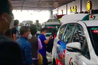 Sân bay Tân Sơn Nhất tấp nập, taxi đua nhau “hét giá” 