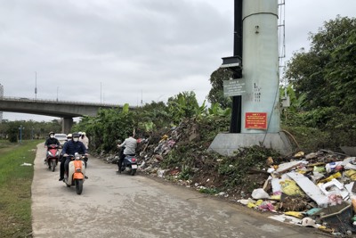 Hà Nội: Nhiều tuyến đường "ngập" trong rác thải