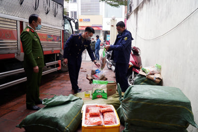 Hà Nội phát hiện 5 tấn thực phẩm “bẩn” nhập lậu