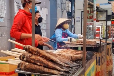 TP Hồ Chí Minh: Phố cá lóc nướng “hốt bạc” ngày vía Thần Tài