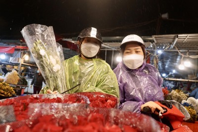 Người dân tấp nập mua hoa trước ngày lễ tình nhân Valentine