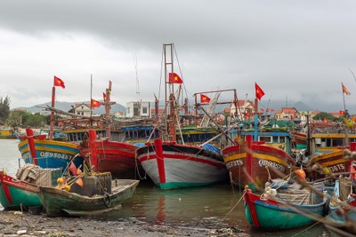 Quảng Bình: Ngư dân tu sửa tàu thuyền, vươn khơi mùa biển mới