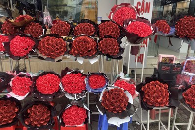 Valentine 2022: Đường phố Hải Phòng ngập tràn hoa, quà tặng