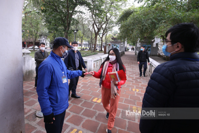 Hà Nội: Ngày đầu di tích mở cửa trở lại, người dân hào hứng tham quan
