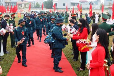 105 công dân thị xã Sơn Tây lên đường nhập ngũ