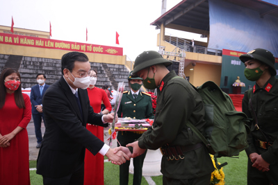Chủ tịch UBND TP Hà Nội Chu Ngọc Anh động viên tân binh lên đường nhập ngũ