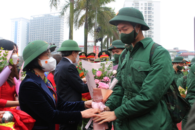 77 tân binh quận Ba Đình thể hiện niềm tự hào trong ngày nhập ngũ
