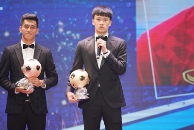Hoàng Đức và Huỳnh Như giành Quả bóng vàng Việt Nam năm 2021