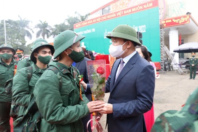 Chủ tịch HĐND TP Nguyễn Ngọc Tuấn động viên tân binh huyện Thường Tín lên đường nhập ngũ